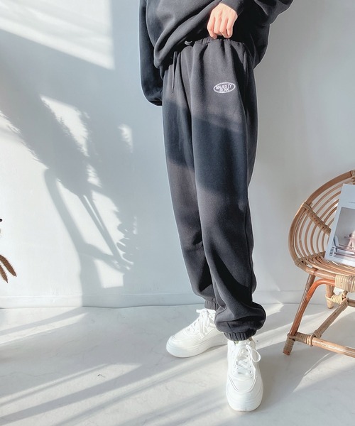 AS KNOW AS plus(アズノゥアズプラス)の「♪ロゴ刺繍 ジョガースウェットパンツ(スウェットパンツ・レディース・ブラック/ブルー/オートミール・FREE)」の2枚目の写真