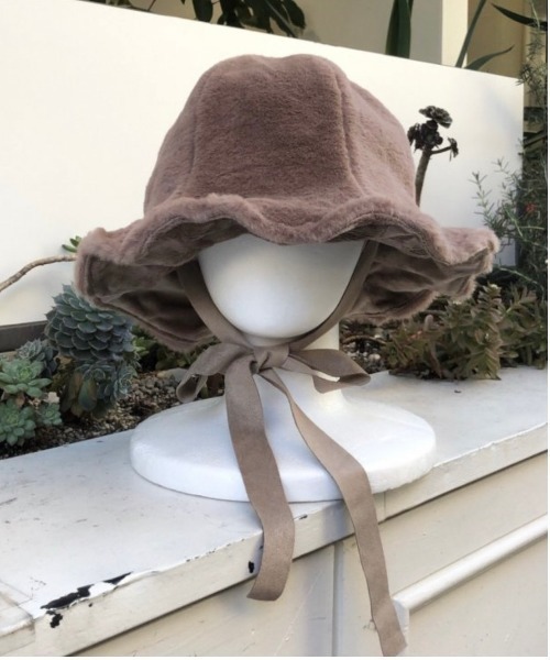 XU(エックスユー)の「【Never mind the XU】ribbon fur hat / 【ネバーマインド ザ エックスユー】リボンファーハット(ハット・メンズ・ベージュ/ブラウン/レッド/アイボリー/ブラック/カーキ・ONE SIZE)」の5枚目の写真
