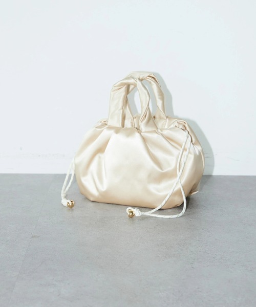 AMERICAN HOLIC(アメリカンホリック)の「パテッド巾着バッグ(ハンドバッグ・レディース・アイボリー/ブラック/カーキ・FREE)」の2枚目の写真