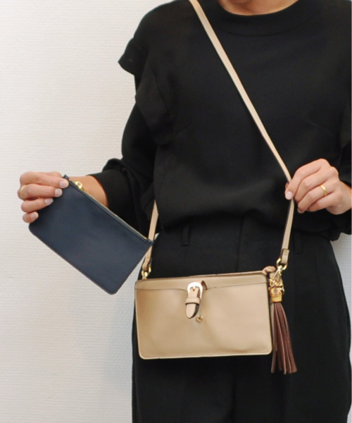 cache cache（カシュ カシュ）の「カシュカシュ cachecache / ベルトフラップウォレットショルダー（ショルダーバッグ・レディース・ベージュ系その他/ブラック/アイボリー/サックスブルー/マスタード・FREE）」の4枚目の写真