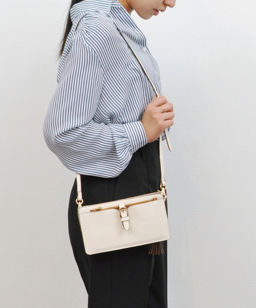 cache cache（カシュ カシュ）の「カシュカシュ cachecache / ベルトフラップウォレットショルダー（ショルダーバッグ・レディース・ベージュ系その他/ブラック/アイボリー/サックスブルー/マスタード・FREE）」の2枚目の写真