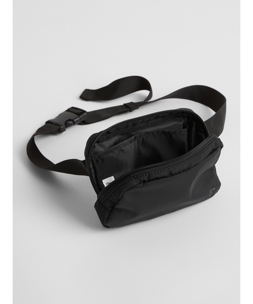 GAP(ギャップ)の「GapFit リサイクル素材100%ファニーパック(ボディバッグ/ウエストポーチ・レディース・ブラック・ONE SIZE)」の2枚目の写真