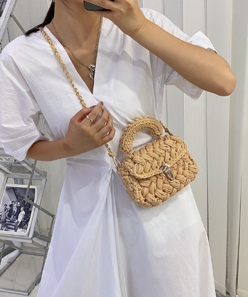 deux amour（ドゥーザムール）の「編み込みバッグ（ボディバッグ/ウエストポーチ・レディース・ベージュ/ブラック/ブルー・FREE(9)）」の5枚目の写真