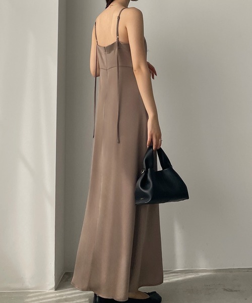 Louere（ルエレ）の「【選べる】バックストラップデザインサテンキャミワンピース（ワンピース・レディース・モカ/ベージュ/ブラック/ピンクベージュ/チャコールグレー/ベージュ系その他/ブラック系その他/グレー系その他・SMALL/MEDIUM/LARGE/X-LARGE）」の21枚目の写真