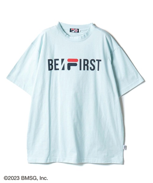 FILA(フィラ)の「FILA × BE:FIRST ロゴTEE / フィラ × ビーファースト ロゴティー(Tシャツ/カットソー・レディース・ホワイト/サックスブルー/ピンク/ブラック・M/L)」の3枚目の写真