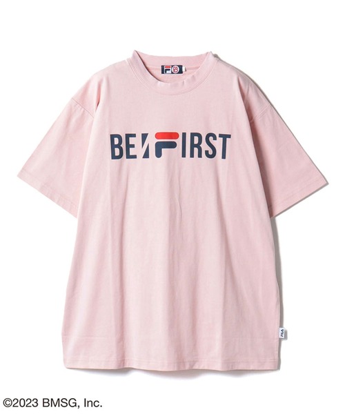 FILA(フィラ)の「FILA × BE:FIRST ロゴTEE / フィラ × ビーファースト ロゴティー(Tシャツ/カットソー・レディース・ホワイト/サックスブルー/ピンク/ブラック・M/L)」の4枚目の写真