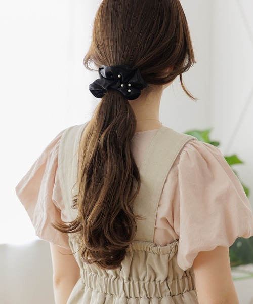 flower（フラワー）の「グロスパールシュシュ（シュシュ・レディース・ブラック/アイボリー・FREE）」の4枚目の写真