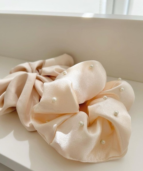 flower（フラワー）の「グロスパールシュシュ（シュシュ・レディース・ブラック/アイボリー・FREE）」の6枚目の写真