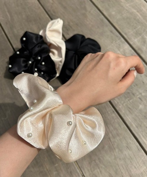flower（フラワー）の「グロスパールシュシュ（シュシュ・レディース・ブラック/アイボリー・FREE）」の14枚目の写真
