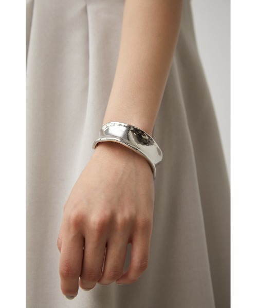 AZUL by moussy(アズールバイマウジー)の「NUANCE CURVE BANGLE/ニュアンスカーブバングル(ブレスレット・レディース・ゴールド系その他/シルバー・FREE)」の2枚目の写真