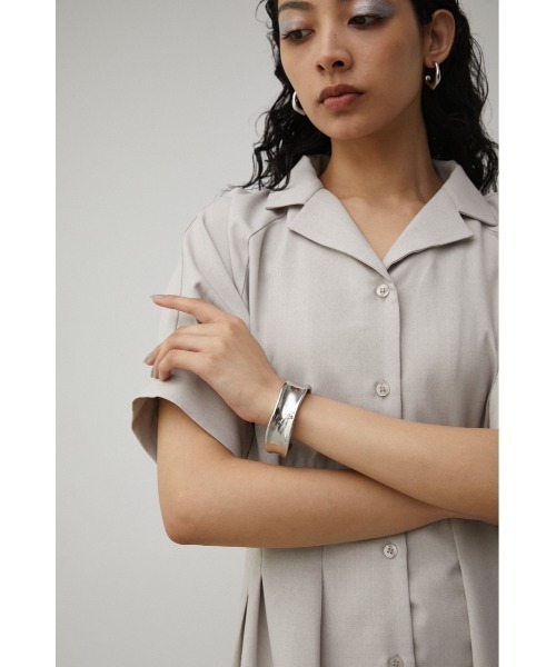 AZUL by moussy(アズールバイマウジー)の「NUANCE CURVE BANGLE/ニュアンスカーブバングル(ブレスレット・レディース・ゴールド系その他/シルバー・FREE)」の8枚目の写真