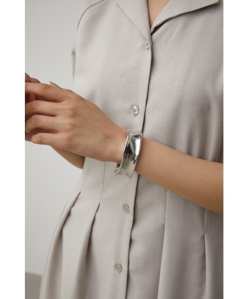AZUL by moussy(アズールバイマウジー)の「NUANCE CURVE BANGLE/ニュアンスカーブバングル(ブレスレット・レディース・ゴールド系その他/シルバー・FREE)」の9枚目の写真