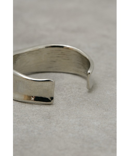 AZUL by moussy(アズールバイマウジー)の「NUANCE CURVE BANGLE/ニュアンスカーブバングル(ブレスレット・レディース・ゴールド系その他/シルバー・FREE)」の7枚目の写真