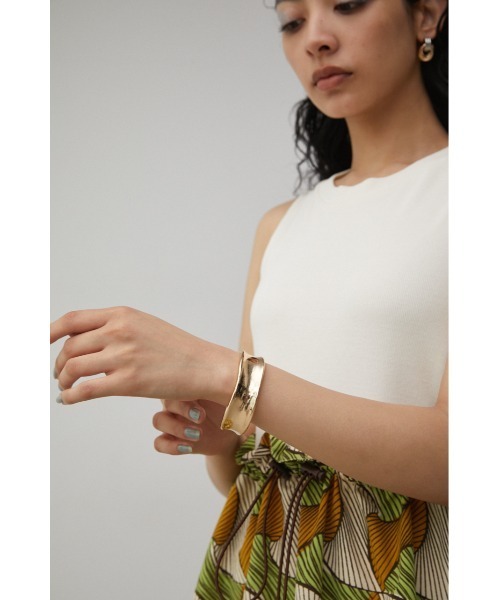 AZUL by moussy(アズールバイマウジー)の「NUANCE CURVE BANGLE/ニュアンスカーブバングル(ブレスレット・レディース・ゴールド系その他/シルバー・FREE)」の13枚目の写真