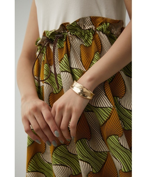 AZUL by moussy(アズールバイマウジー)の「NUANCE CURVE BANGLE/ニュアンスカーブバングル(ブレスレット・レディース・ゴールド系その他/シルバー・FREE)」の14枚目の写真