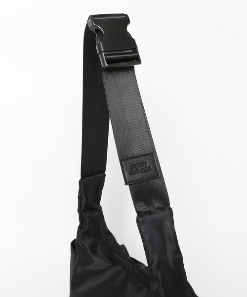 repipi armario(レピピ アルマリオ)の「WポケットボディBAG(ボディバッグ/ウエストポーチ・キッズ・ブラック/アイボリー/グレー・FREE)」の6枚目の写真