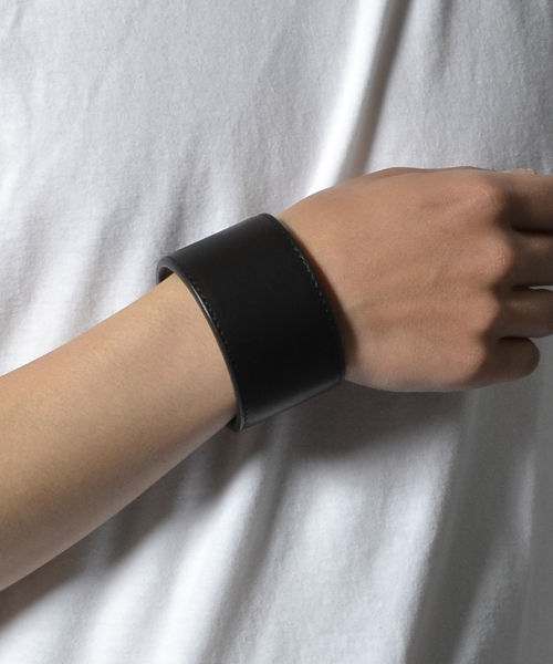 THEFT（セフト）の「AMERICAN RAG CIE × THEFT レザーワイドバングル（バングル/リストバンド・メンズ・ブラック/タン・FREE）」の9枚目の写真