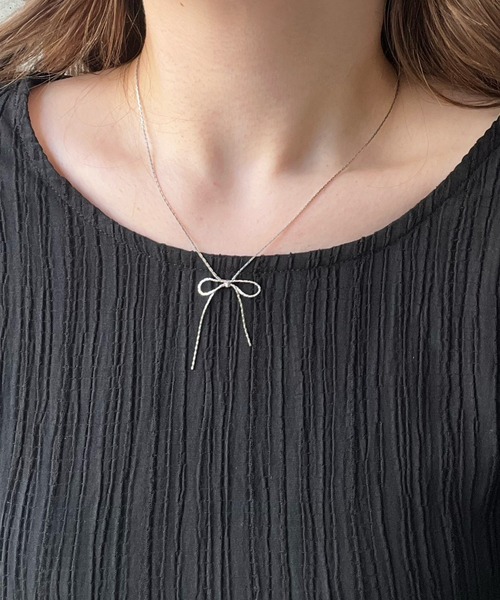 cuorequal(クオレコール)の「リボンモチーフネックレス(ネックレス・レディース・シルバー・FREE)」の4枚目の写真