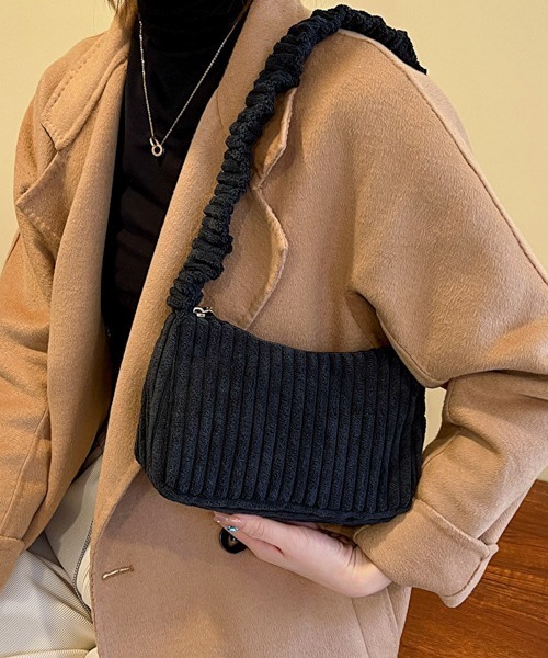c.u.l（シーユーエル）の「コーデュロイ スクエアミニバッグ cula733（ショルダーバッグ・レディース・ブラック/ベージュ・FREE）」の4枚目の写真