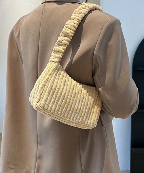 c.u.l（シーユーエル）の「コーデュロイ スクエアミニバッグ cula733（ショルダーバッグ・レディース・ブラック/ベージュ・FREE）」の7枚目の写真