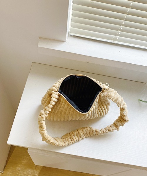 c.u.l（シーユーエル）の「コーデュロイ スクエアミニバッグ cula733（ショルダーバッグ・レディース・ブラック/ベージュ・FREE）」の13枚目の写真