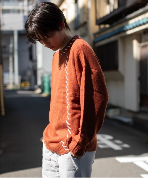 En serio TOKYO(エンソリオトーキョー)の「アシンメトリーハンドステッチ クルーネックニット(ニット/セーター・メンズ・ホワイト/オレンジ/ブラック/ブルー・L/M)」の14枚目の写真