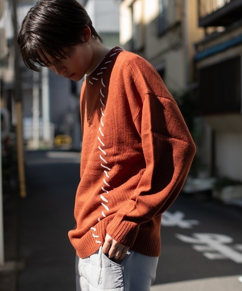 En serio TOKYO(エンソリオトーキョー)の「アシンメトリーハンドステッチ クルーネックニット(ニット/セーター・メンズ・ホワイト/オレンジ/ブラック/ブルー・L/M)」の15枚目の写真