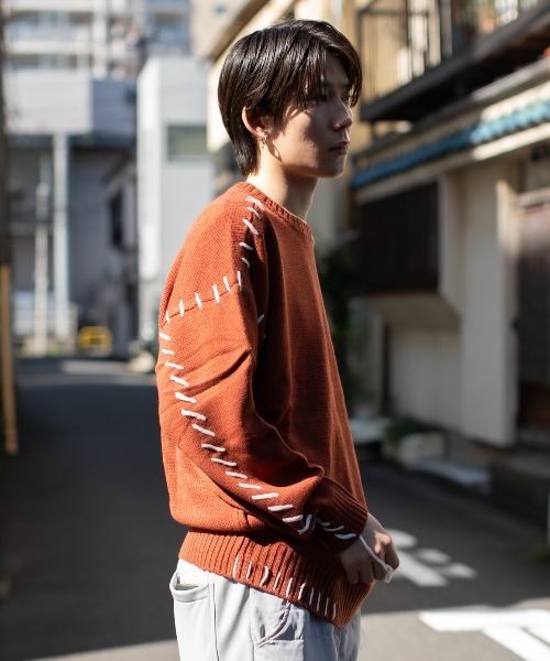 En serio TOKYO(エンソリオトーキョー)の「アシンメトリーハンドステッチ クルーネックニット(ニット/セーター・メンズ・ホワイト/オレンジ/ブラック/ブルー・L/M)」の11枚目の写真