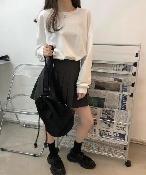 NANEA(ナネア)の「ショート丈バックリボンスウェットプルオーバー(スウェット・レディース・ブラック/ホワイト/グレー・LARGE/MEDIUM/SMALL)」の4枚目の写真