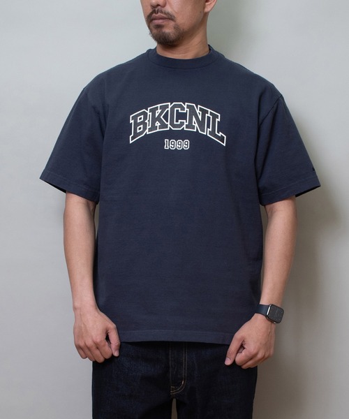 Back Channel(バックチャンネル)の「COLLEGE LOGO TEE(Tシャツ/カットソー・メンズ・グリーン/ブラック/チャコール・MEDIUM/XX-LARGE/X-LARGE/LARGE)」の9枚目の写真