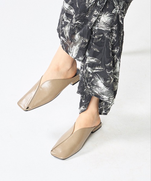 carino(カリーノ)の「Vカットラインスクエアトゥミュール(サンダル・レディース・ブラック/ベージュ/シルバー/グレー・S/M/L/LL)」の1枚目の写真