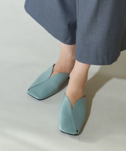 carino(カリーノ)の「Vカットラインスクエアトゥミュール(サンダル・レディース・ブラック/ベージュ/シルバー/グレー・S/M/L/LL)」の3枚目の写真