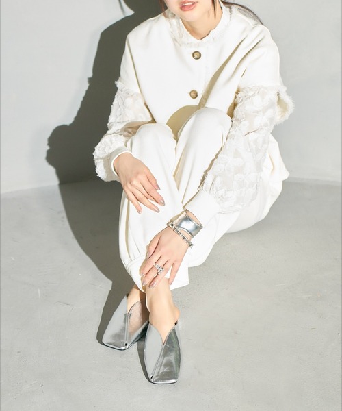 carino(カリーノ)の「Vカットラインスクエアトゥミュール(サンダル・レディース・ブラック/ベージュ/シルバー/グレー・S/M/L/LL)」の4枚目の写真