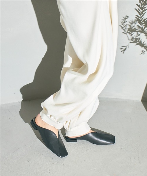 carino(カリーノ)の「Vカットラインスクエアトゥミュール(サンダル・レディース・ブラック/ベージュ/シルバー/グレー・S/M/L/LL)」の2枚目の写真