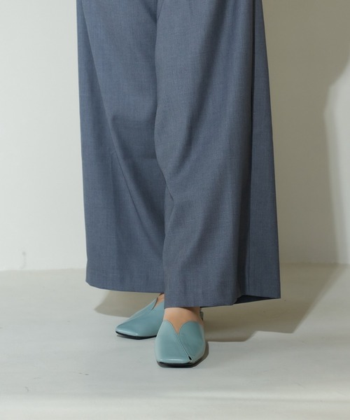 carino(カリーノ)の「Vカットラインスクエアトゥミュール(サンダル・レディース・ブラック/ベージュ/シルバー/グレー・S/M/L/LL)」の19枚目の写真