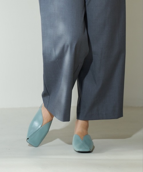 carino(カリーノ)の「Vカットラインスクエアトゥミュール(サンダル・レディース・ブラック/ベージュ/シルバー/グレー・S/M/L/LL)」の21枚目の写真