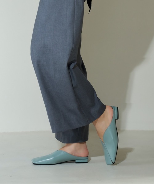 carino(カリーノ)の「Vカットラインスクエアトゥミュール(サンダル・レディース・ブラック/ベージュ/シルバー/グレー・S/M/L/LL)」の22枚目の写真