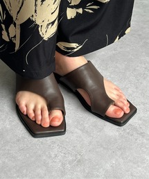 Thevon（ゼボン）の「スクエアトングサンダル（サンダル）」