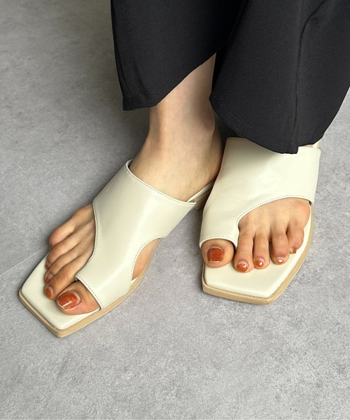 Thevon（ゼボン）の「スクエアトングサンダル（サンダル・レディース・ブラウン/ブラック/アイボリー・M/S/L）」の2枚目の写真