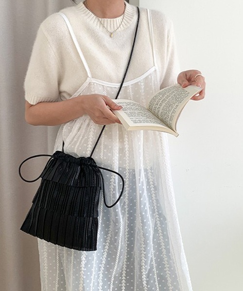 leune(ルネ)の「シャイニープリーツフリルショルダーバッグ/メタリック巾着バッグ(ショルダーバッグ・レディース・ピンク/シルバー/ブラック・FREE)」の7枚目の写真