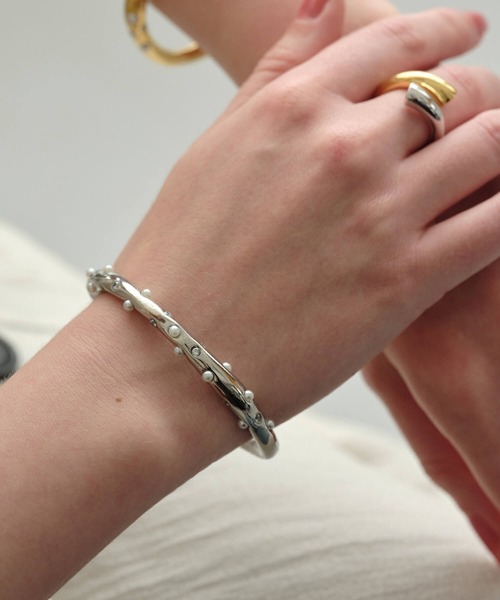 ANOH(アノー)の「パールビジューバングル(バングル/リストバンド・レディース・シルバー/ゴールド・FREE)」の2枚目の写真