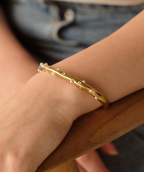 ANOH(アノー)の「パールビジューバングル(バングル/リストバンド・レディース・シルバー/ゴールド・FREE)」の4枚目の写真