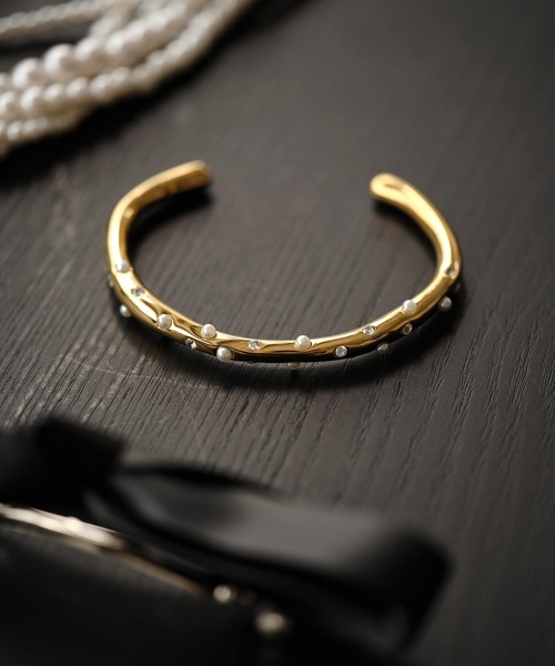 ANOH(アノー)の「パールビジューバングル(バングル/リストバンド・レディース・シルバー/ゴールド・FREE)」の5枚目の写真