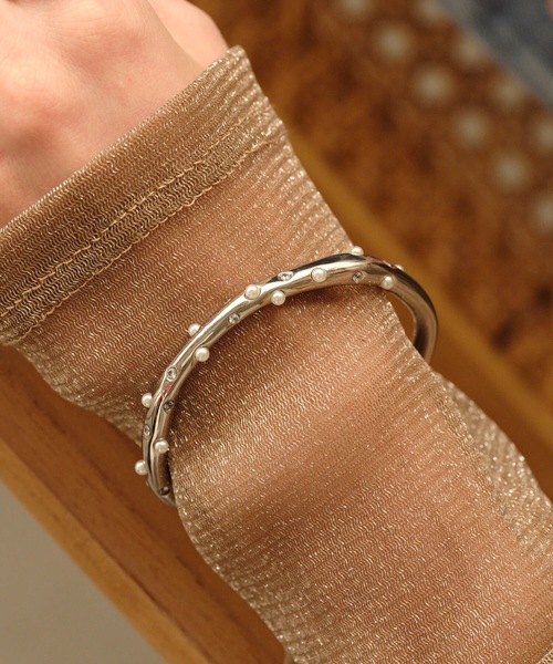 ANOH(アノー)の「パールビジューバングル(バングル/リストバンド・レディース・シルバー/ゴールド・FREE)」の6枚目の写真