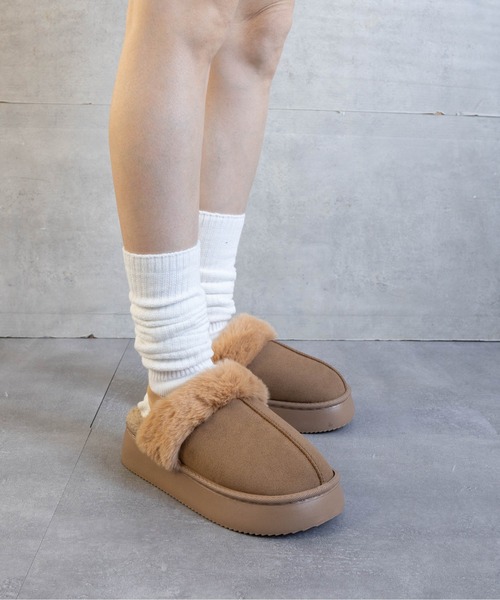 Fabby fabby（ファビィーファビィー）の「スリングバックムートンサンダル（スリッポン・レディース・キャメル/ベージュ/ブラック/グレー・MEDIUM/LARGE）」の4枚目の写真