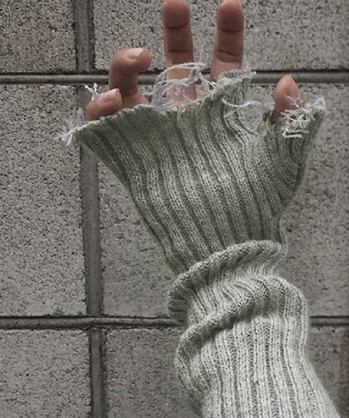 VIBGYOR Women（ヴィブジョー　ウィメン）の「【urge select】リブニット ダメージ デザイン アームウォーマー（アームカバー・レディース・グレー/アイボリー/ブラック・FREE）」の3枚目の写真