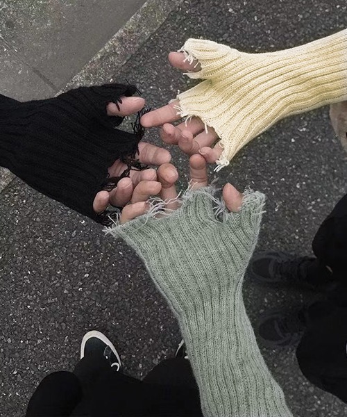 VIBGYOR Women（ヴィブジョー　ウィメン）の「【urge select】リブニット ダメージ デザイン アームウォーマー（アームカバー・レディース・グレー/アイボリー/ブラック・FREE）」の4枚目の写真