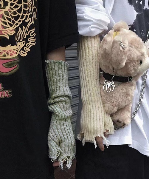 VIBGYOR Women（ヴィブジョー　ウィメン）の「【urge select】リブニット ダメージ デザイン アームウォーマー（アームカバー・レディース・グレー/アイボリー/ブラック・FREE）」の5枚目の写真