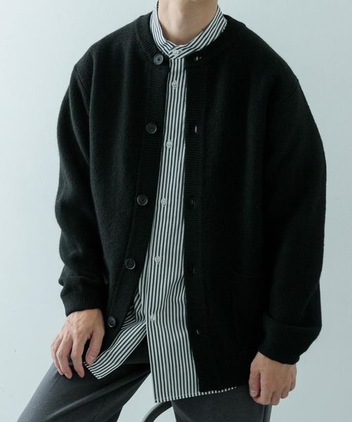 ITEMS URBANRESEARCH(アイテムズ アーバンリサーチ)の「ウール混 クルーネック ニットカーディガン(カーディガン/ボレロ・メンズ・ベージュ/ブラック/チャコールグレー・LARGE/MEDIUM)」の2枚目の写真