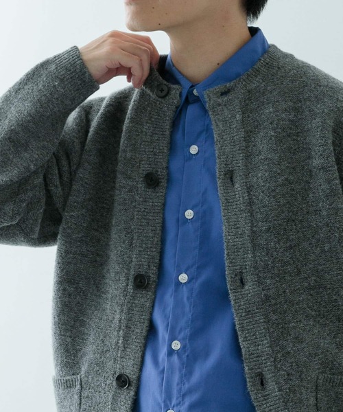 ITEMS URBANRESEARCH(アイテムズ アーバンリサーチ)の「ウール混 クルーネック ニットカーディガン(カーディガン/ボレロ・メンズ・ベージュ/ブラック/チャコールグレー・LARGE/MEDIUM)」の8枚目の写真